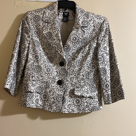 Lovely 2 Button Blazers With All Over Embroidered Patterns🙌 - Picture 3 of 7